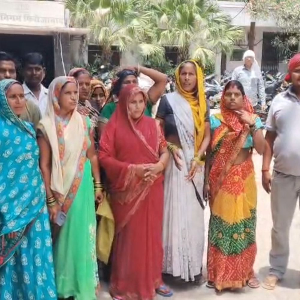 फिरोजाबाद में सड़क निर्माण को लेकर प्रदर्शन:मोहल्लेवासियों ने नगर निगम पर 5 साल से अनदेखी का आरोप लगाया
