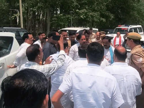 ग्राम रोजगार सेवकों ने अनिल राजभर को घेरा:सिद्धार्थनगर में 15 मिनट तक धूप में रोककर सुनाई मांगें, अश्वासन पर हुए शांत