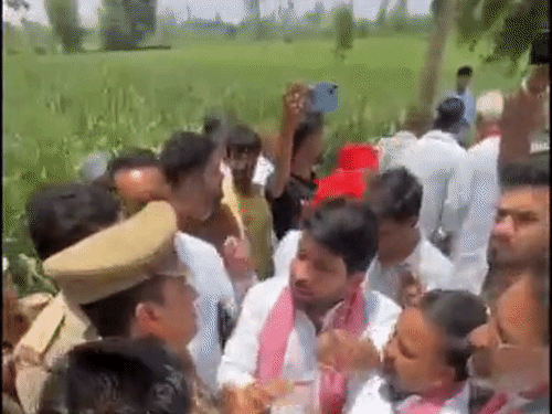 सपा प्रतिनिधिमंडल को पीड़ित परिवार से मिलने से रोका:मेरठ में लड़की की हत्या के बाद आर्थिक मदद देने जा रहे थे
