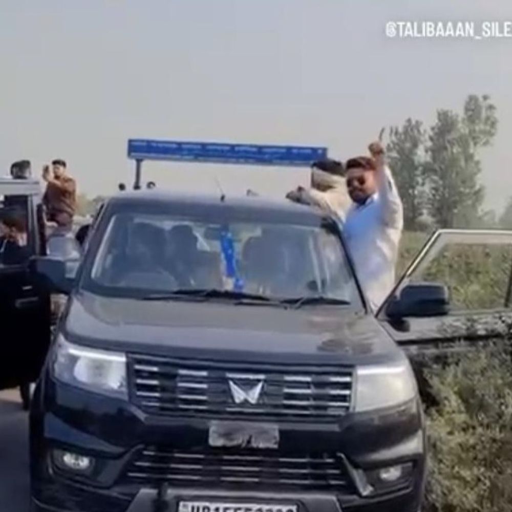 मेरठ में कारों की छत पर बैठकर स्टंट किया:वीडियो में सीसीएसयू का छात्र नेता भी दिखा, कुछ दिन पहले जेल से छूटकर आया