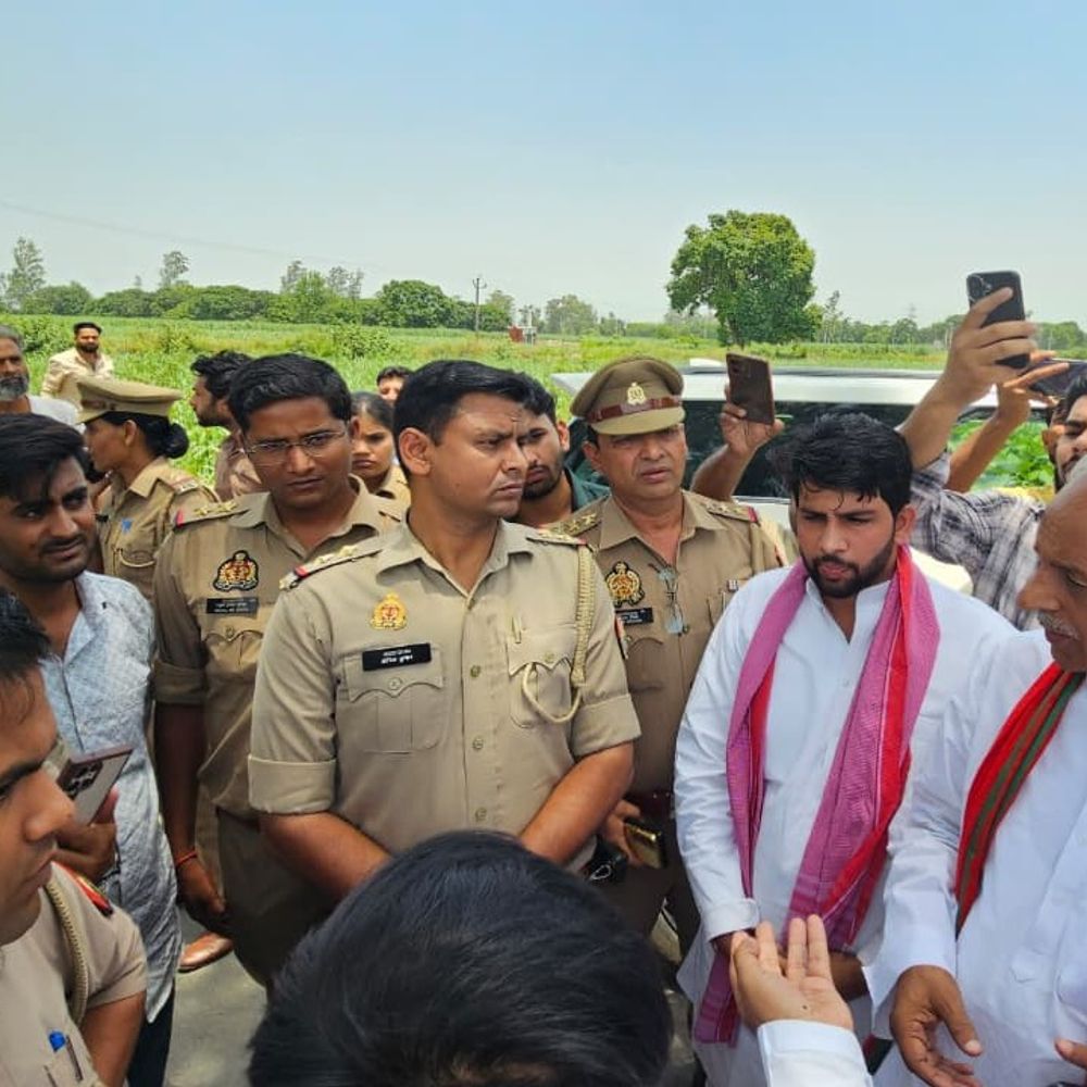सपा प्रतिनिधिमंडल को पीड़ित परिवार से मिलने से रोका:मेरठ के थिरोट गांव में लड़की की हत्या के बाद आर्थिक मदद देने जा रहे थे जनप्रतिनिधि