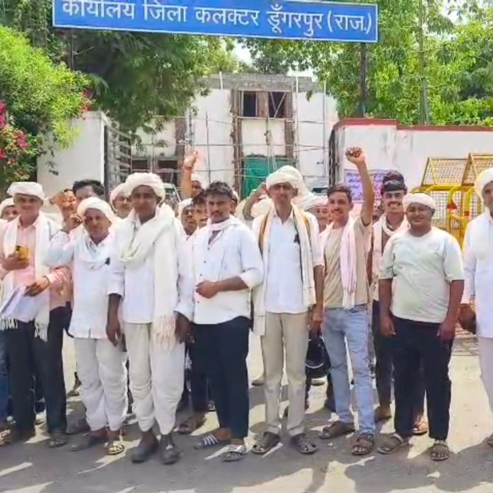 युवक की मौत के 12 दिन बाद हत्या का आरोप:परिजनों ने कलेक्ट्रेट के बाहर किया प्रदर्शन, कलेक्टर और एसपी से लगाई न्याय की गुहार