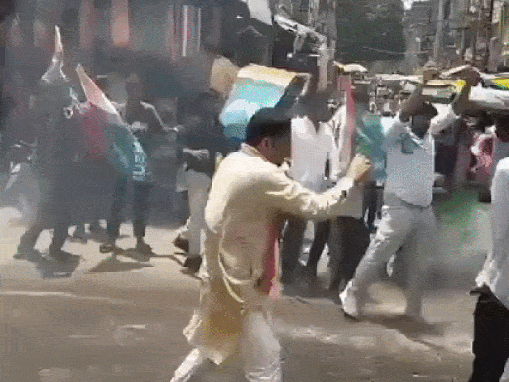 भिंड में एनएसयूआई कार्यकर्ताओं पर वाटर कैनन चलाया:सरकार के खिलाफ कर रहे थे नारेबाजी, पुलिस ने पुतला जलाने से रोका