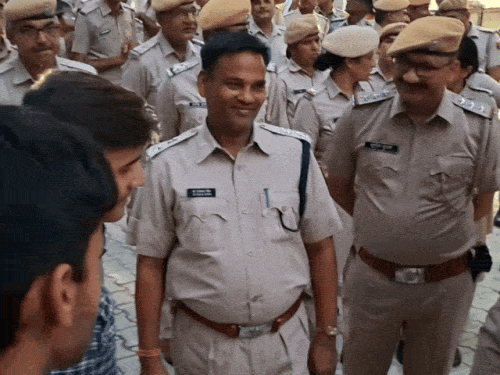 NEET परीक्षा से पहले सड़कों पर सीकर पुलिस:स्टूडेंट्स से पूछा-क्या कोई वायरल पेपर आया?,21 जून तक लगातार होगी गश्त