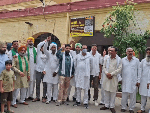 गंगनहर में पानी चोरी को लेकर किसानों का प्रदर्शन:बोले- पानी घटकर 1000 क्यूसेक रह गया, 1 जुलाई को कलेक्ट्रेट घेराव का ऐलान