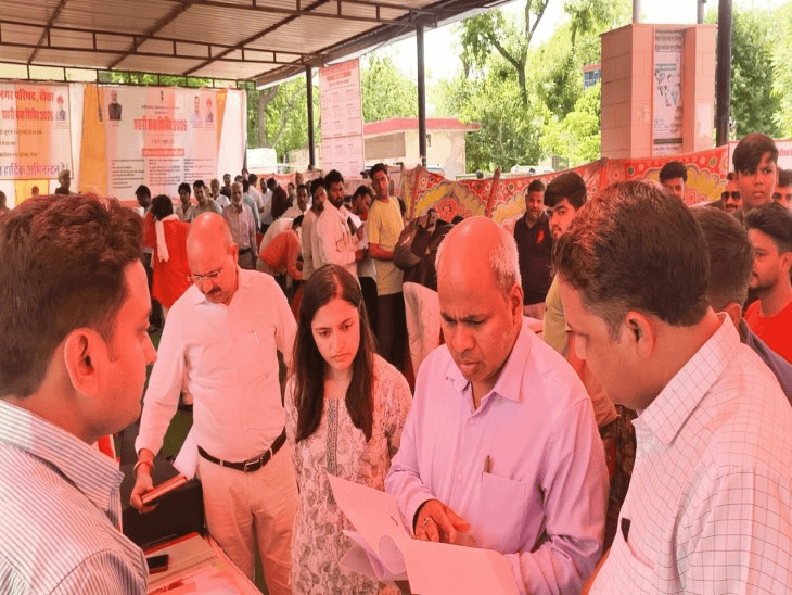 प्रभारी सचिव ने किया सेवा शिविरों का निरीक्षण:लाभार्थियों को पट्टे वितरित किए; अधिकारियों को निर्देश- समस्याओं का मौके पर ही समाधान हो