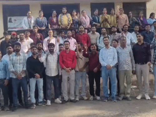 सामुदायिक स्वास्थ्य अधिकारियों ने उठाई स्थायी व्यवस्था की मांग:सेवा सुरक्षा नहीं मिलने से बढ़ी चिंता, सात दिन में फैसला नहीं हुआ तो जयपुर में बड़ा आंदोलन करेंगे