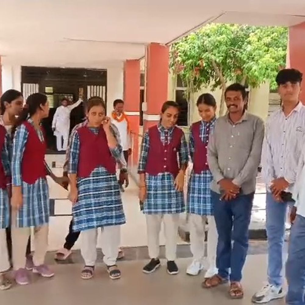 लड़ावद के छात्रों ने स्कूल बस सेवा की मांग की:सुविधा नहीं मिलने पर बेटियों की पढ़ाई बंद होने का डर