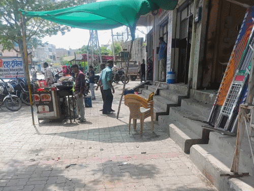 संलूबर में नगर परिषद ने हटाया अतिक्रमण:केबिन संचालक बोला- ताला तोड़ा, 5 हजार रुपए गायब, आयुक्त का आरोपों से इनकार