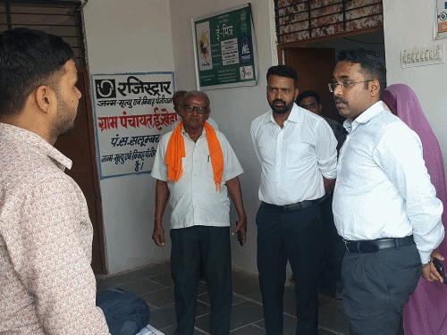 सलूबंर में कलेक्टर-एसडीएम ने सेवा शिविरों का निरीक्षण किया:अधिकारियों से कहा-कोई शिकायत पेंडिंग ना रहे, पात्र लोगों को मिले लाभ