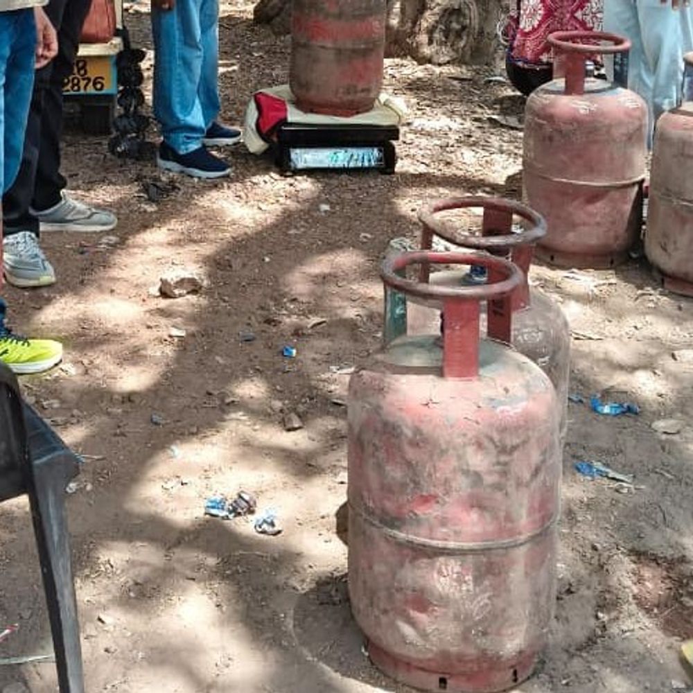 घरेलू गैस के व्यावसायिक इस्तेमाल पर रसद विभाग का छापा:दो ढाबों से 3 घरेलू गैस सिलेंडर जब्त, नियमों के उल्लंघन पर कार्रवाई