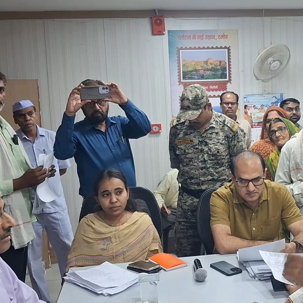जनसुनवाई में दमोह कलेक्टर-बिजली अधिकारी भिड़े:कलेक्टर ने बिजली जोड़ने को कहा, अधिकारी बोले- नियम नहीं