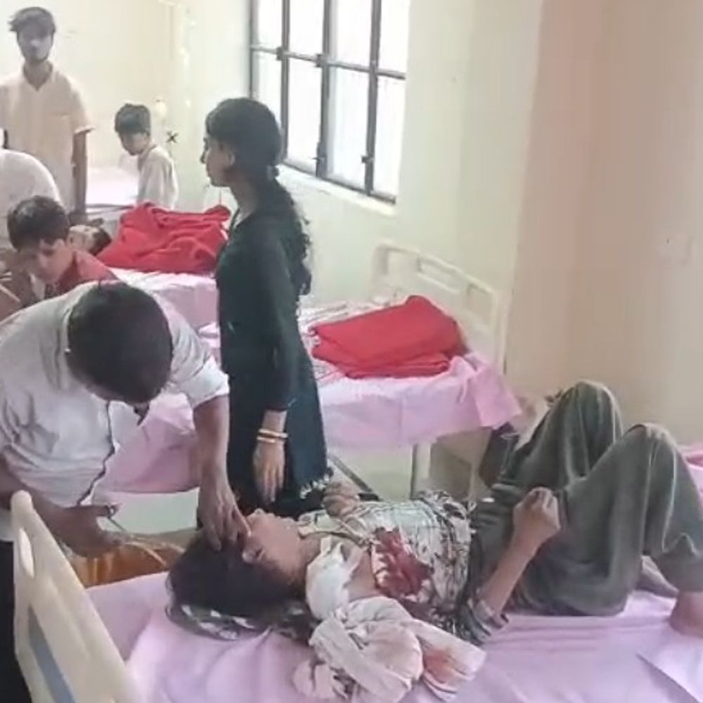 अस्थि विसर्जन से लौट रहे 10 लोग घायल:हाथरस में कुत्ता बचाने के चक्कर में पलटी कार, हायर सेंटर रेफर