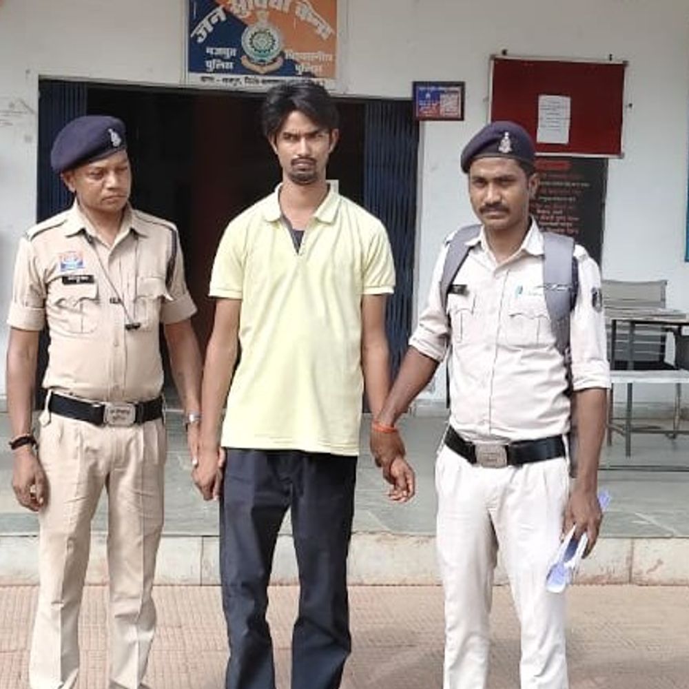 पशु तस्करी मामले में फरार एक आरोपी गिरफ्तार:बलरामपुर पुलिस की कार्रवाई,12 मवेशी वध के लिए यूपी ले जाए जा रहे थे,वाहन सहित जब्त