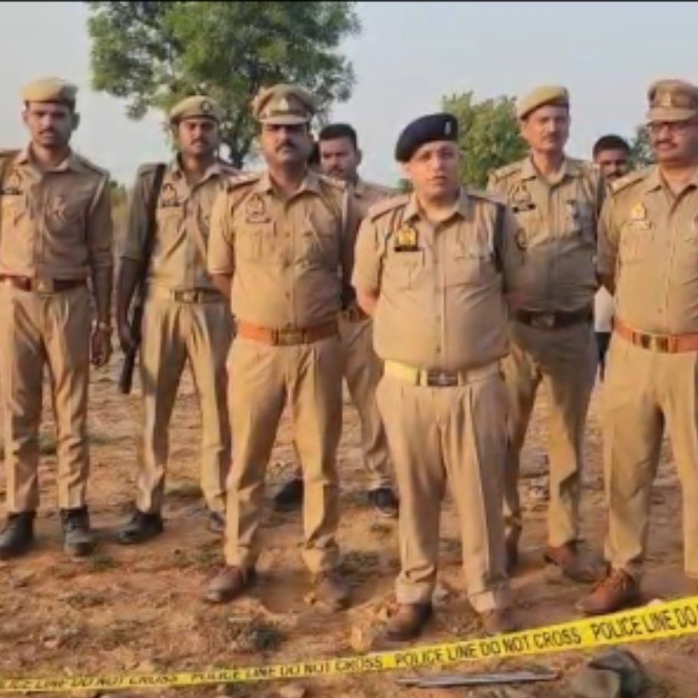 मिर्जापुर में गो-तस्करों से पुलिस की मुठभेड़:एक के पैर पर लगी गोली, तीन गिरफ्तार, पिकअप में लदे पांच गोवंश बरामद