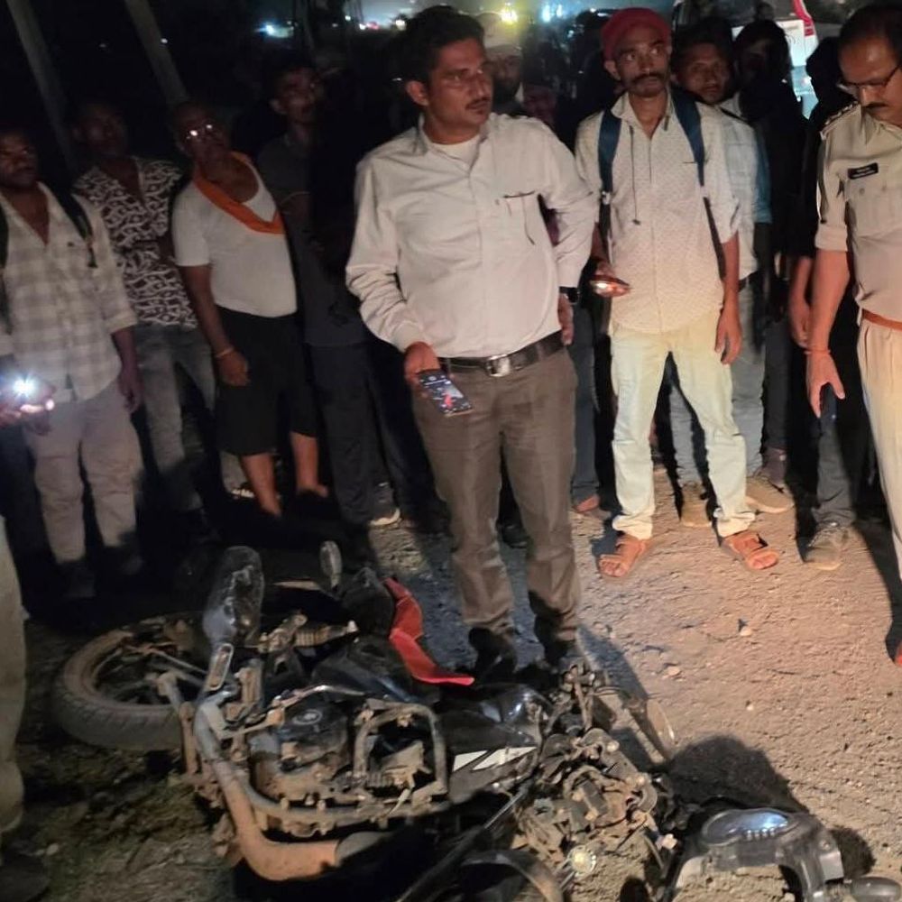 बस ने बाइक को मारी टक्कर, पिता-पुत्र की मौत:दूसरा बेटा गंभीर घायल, मैहर अस्पताल में भर्ती; तीनों गांव लौट रहे थे