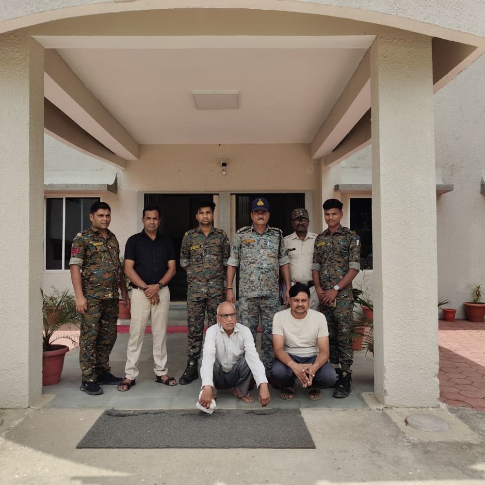 सैलून संचालक का मर्डर, आरोपी पिता-पुत्र गिरफ्तार:परसवाड़ा थाने से 100 मीटर दूर सिर पर मारी ईंट; खून बहने से गई जान