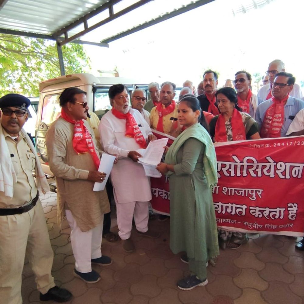 पेंशन सेल की व्यवस्थाओं से नाराज पेंशनर्स:13 सूत्रीय मांगों को लेकर सौंपा ज्ञापन, निराकरण की मांग