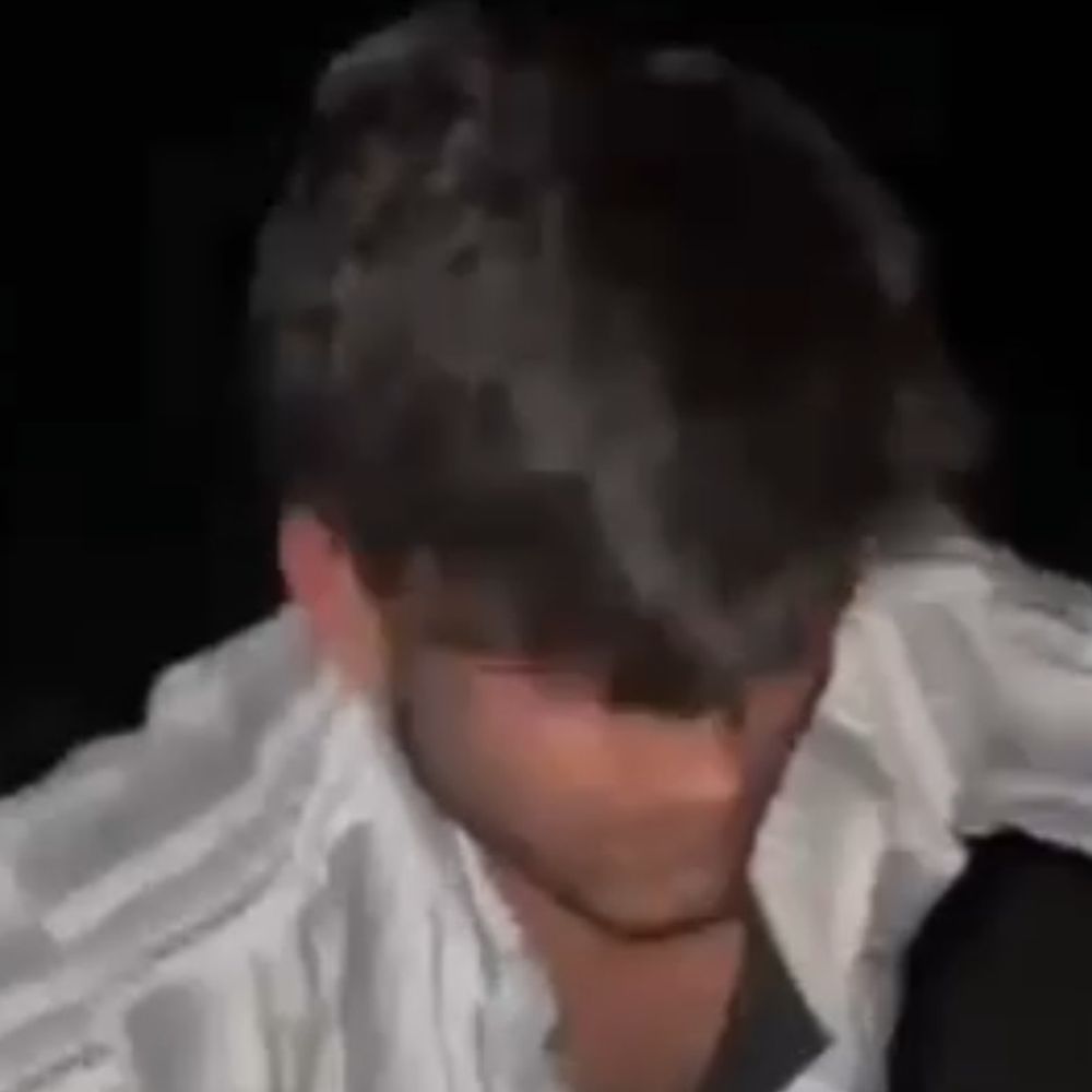 एटा में युवक की पिटाई, VIDEO:समझौते के बहाने बुलाकर लात-घूंसों से पीटा, 8 दिन पुरानी घटना