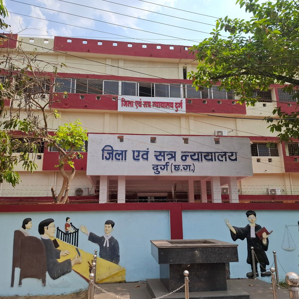 दुर्ग में अधिवक्ता पर धोखाधड़ी का FIR दर्ज:प्रीमियम माफी का झांसा देकर बुजुर्ग से 4 लाख ठगे, कमिश्नर से पहचान बताकर ऐंठे रकम