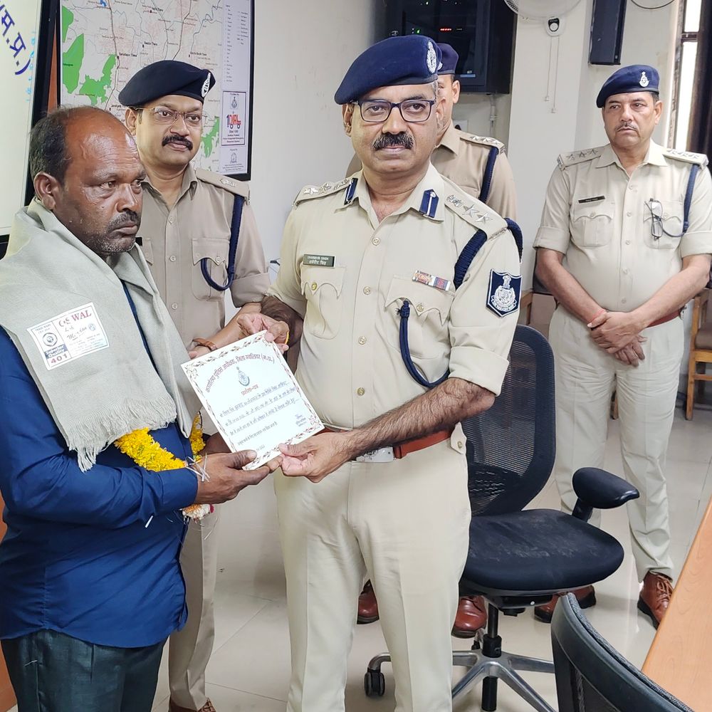 तैराक विजय कुशवाहा को पुलिस ने किया सम्मानित:तिघरा डैम में 80 फीट गहरे पानी से निकाला था मेडिकल छात्र का शव