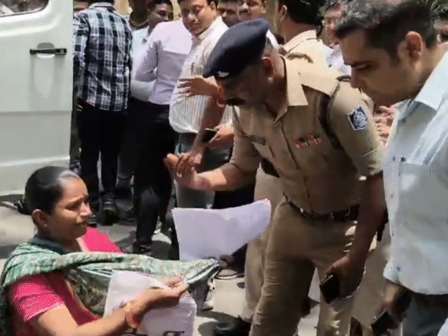 जबलपुर में बदमाशों से परेशान मां-बेटी:कलेक्टर के पैरों में गिरकर मांगी मदद, बोली-परिवार परेशान है-पढ़ाई प्रभावित