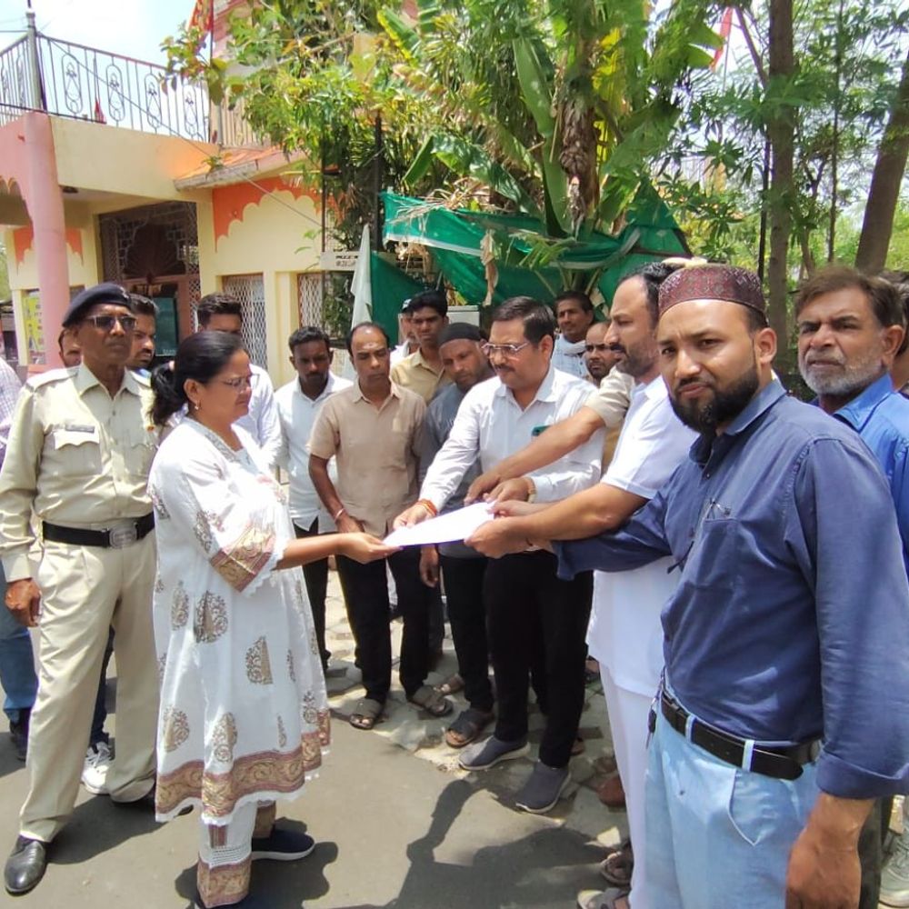 राजस्व प्रकरण निरस्त होने पर कलेक्ट्रेट में प्रदर्शन:करीब 200 प्रकरणों की जांच की मांग; किसान, भू-स्वामी और अधिवक्ताओं ने दिया ज्ञापन