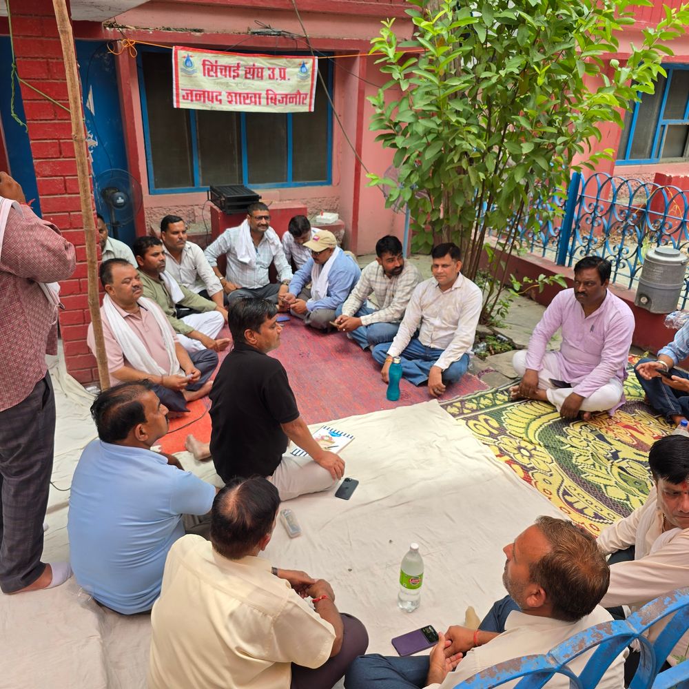 सिंचाई विभाग के कर्मचारियों का बिजनौर में धरना:अधिशासी अभियंता पर लगाए एसीपी, वेतन वृद्धि रोकने के आरोप