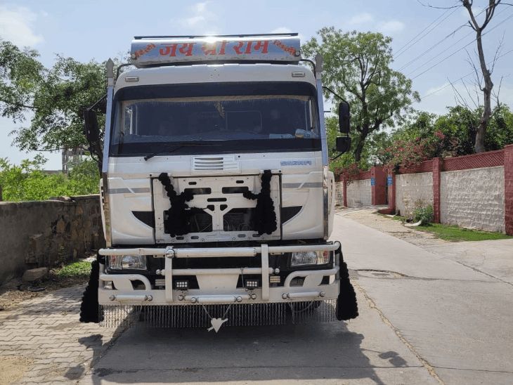 अवैध बजरी से भरा ट्रक, ट्रेलर और डम्पर जब्त:कार्रवाई से मचा खनन माफिया में हड़कंप