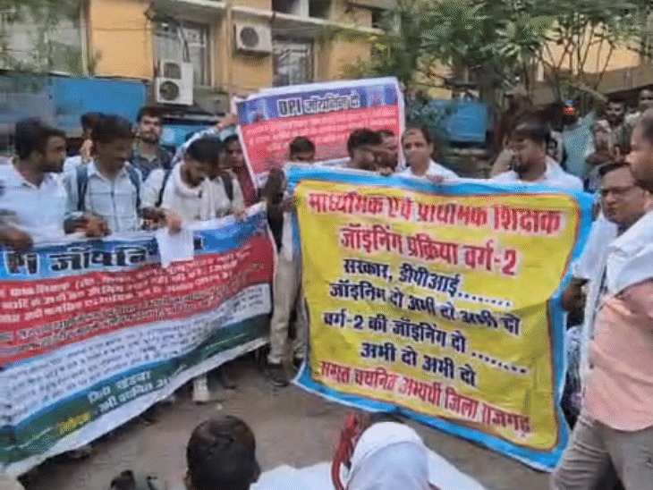 राजधानी में DPI के बाहर चयनित शिक्षकों का प्रदर्शन:बोले-शिक्षामंत्री जॉइनिंग की बात कहकर मुकरे, 9-10 बार भोपाल आ चुके; अभी तक नियुक्ति नहीं