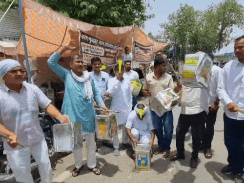 सीकर में पीपे और सीटी बजाकर प्रदर्शन:खाटूश्यामजी में युवक पर हमले के मामले में धरना जारी, आरोपी चल रहे फरार
