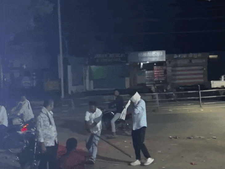 शाजापुर में उधार न देने पर दुकानदार को पीटा:दुकान के बाहर बाइक तोड़ी, जान से मारने की धमकी दी; VIDEO आया सामने