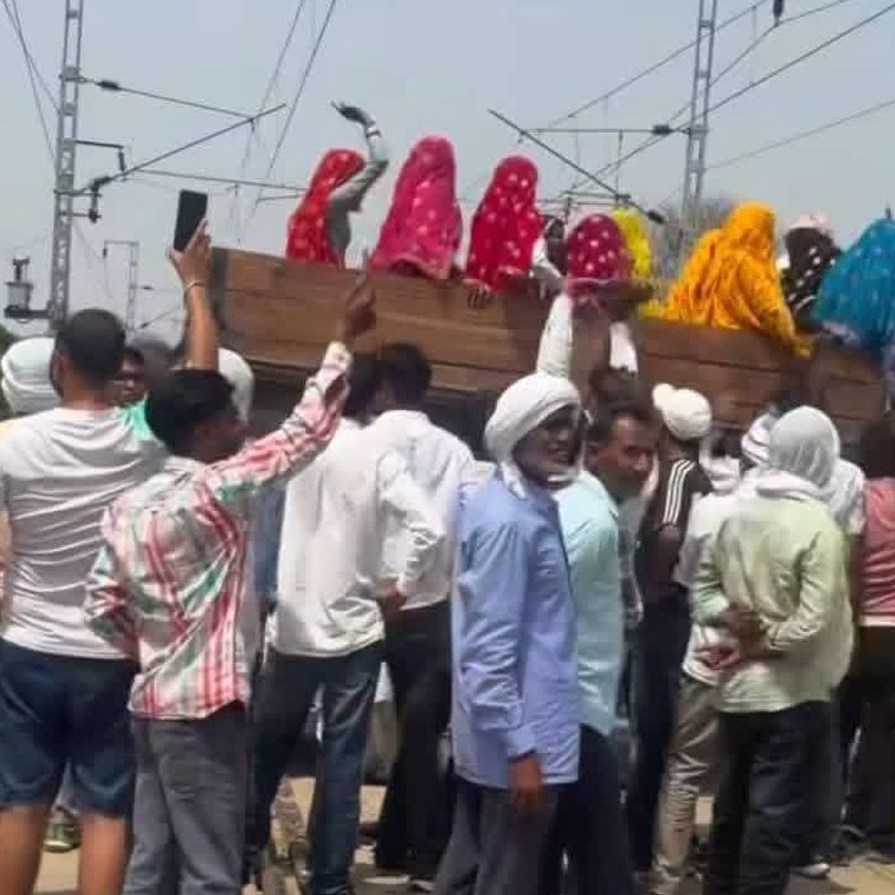 खंडीप में किसानों ने 1घंटे तक खोले रखा रेलवे फाटक:पांचना बांध से नहरों में पानी छोड़े जाने की मांग को लेकर आंदोलन तेज
