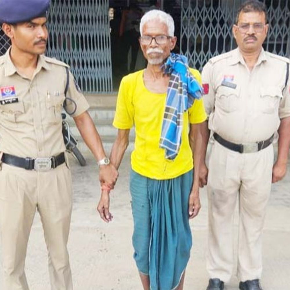 थैले में भरकर गांजा बेचने जा रहा बुजुर्ग गिरफ्तार:नाकेबंदी के दौरान पुलिस ने दबोचा, 1.295 किलो गांजा जब्त; कीमत 64,750 रुपए आंकी गई