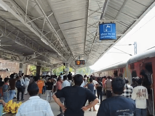 ऐशबाग रेलवे स्टेशन पर बम की सूचना, यात्रियों में अफरा-तफरी:प्लेटफॉर्म पर RPF, GRP और डॉग स्क्वॉड अलर्ट; ट्रेन में भी जांच