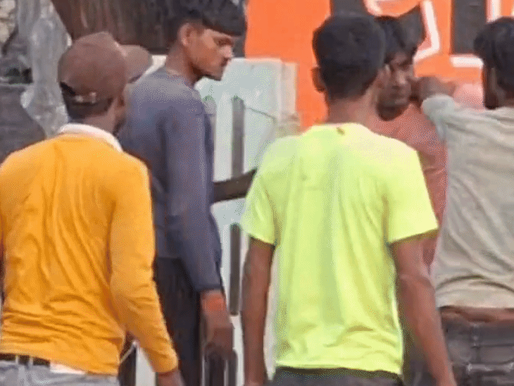 बुलंदशहर में अस्पताल के बाहर दो गुटों में मारपीट, VIDEO:मामूली कहासुनी ने लिया हिंसक रूप, राहगीर ने मोबाइल में कैद की घटना