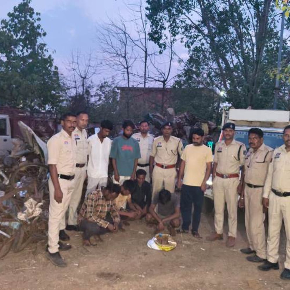 बिलासपुर में कबाड़ माफिया के ठिकाने पर रेड:83 क्विंटल से अधिक 14.25 लाख की कबाड़ बरामद, रेलवे-लाइन के पार्ट्स भी मिले, 7 तस्कर गिरफ्तार