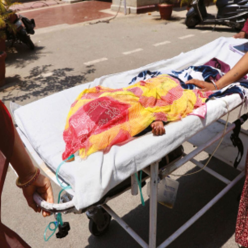 बीमार मासूमों को ये कैसी सजा?:40 डिग्री की गर्मी-तेज धूप में जांच के लिए 200 मीटर दूर ले जाना मजबूरी