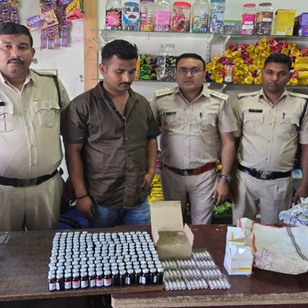 दुकान की आड़ में नशीला कारोबार,4 लाख का इंजेक्शन जब्त:सरगुजा में आबकारी उड़नदस्ता की कार्रवाई, दुकान संचालक युवक गिरफ्तार
