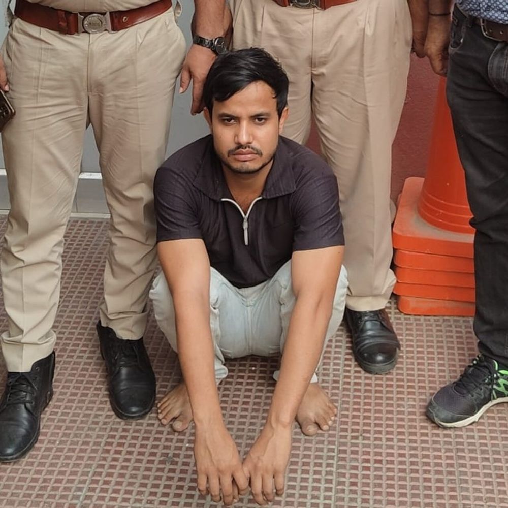 एटीएम ठगी गिरोह का 5 हजार का इनामी बदमाश गिरफ्तार:हरियाणा के नूंह से दबोचा गया फरार आरोपी, ग्राहकों को झांसे में लेकर बदलते थे एटीएम कार्ड