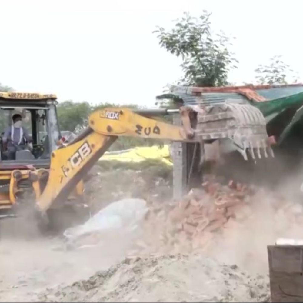 कालिंदी कुंज में चला एमसीडी का बुलडोजर:यमुना ओ-जोन में 300 से अधिक झुग्गियां तोड़ी, बेघर हुए परिवारों में कोहराम