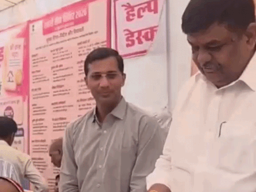 माई! ये पट्टो रजिस्टर्ड करा लीजो...भाई साहब आप भी:वन राज्य मंत्री का देसी अंदाज - तहसीलदार बता देगा कैसे पट्टा रजिस्टर्ड होगा