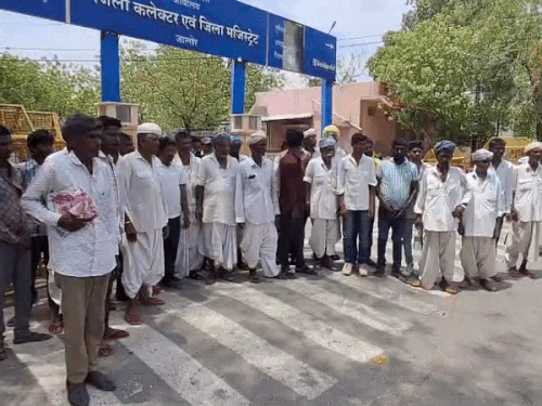 युवक की बॉडी मिली थी, भाई बोला- उसकी हत्या हुई:परिजनों ने कलेक्ट्रेट पर प्रदर्शन किया, आरोपियों को गिरफ्तार करने की मांग
