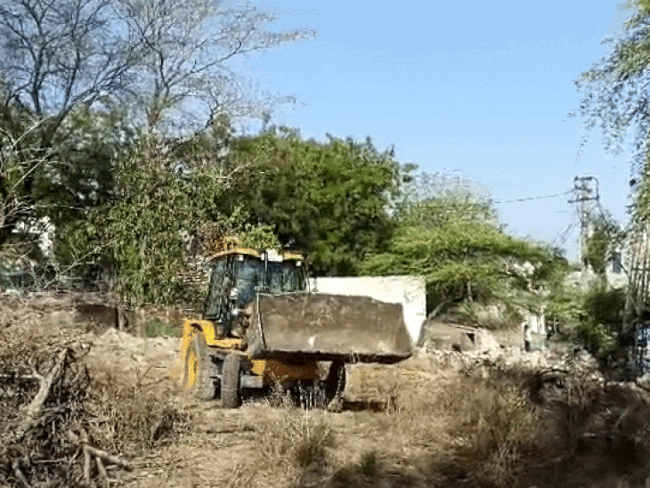 हार्डकोर एवं हिस्ट्रीशीटर अपराधियों के किए अतिक्रमण पर बुलडोजर:यूडीए ने चिकलवास में 35 करोड़ की सरकारी जमीन से हटाया अतिक्रमण, 75 हजार वर्गफीट जमीन थी