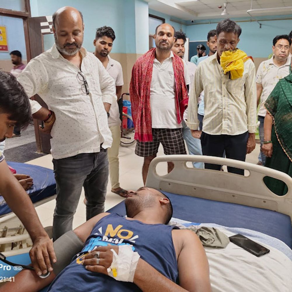 विशैले कीड़ों की झुंड ने युवक पर किया हमला:चेहरा-सिर और हाथ-पैर में मारे डंक, आम तोड़ने गया था शख्स