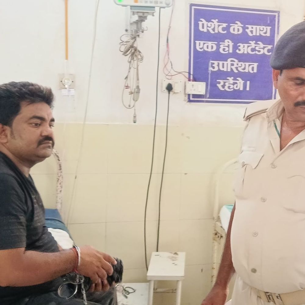 बेतिया से 50 लाख गबन करने वाला फ्रॉड गिरफ्तार:पूर्णिया पुलिस ने पकड़ा, कार शोरूम में काम करता था; ग्राहकों के पैसे अपने खाते में डलवाता था