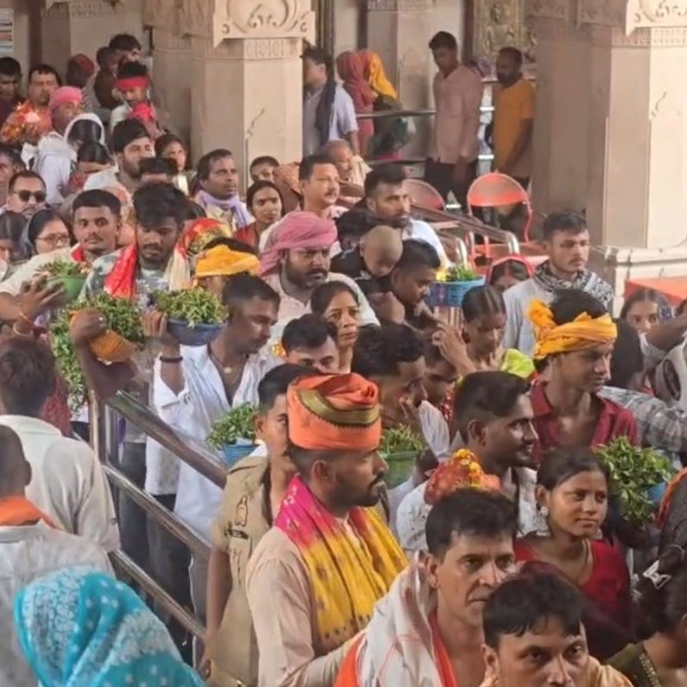 विंध्याचल धाम में तीन लाख से अधिक श्रद्धालु:मिर्जापुर में ज्येष्ठ तृतीया पर मां विंध्यवासिनी के दर्शन को उमड़ी भीड़
