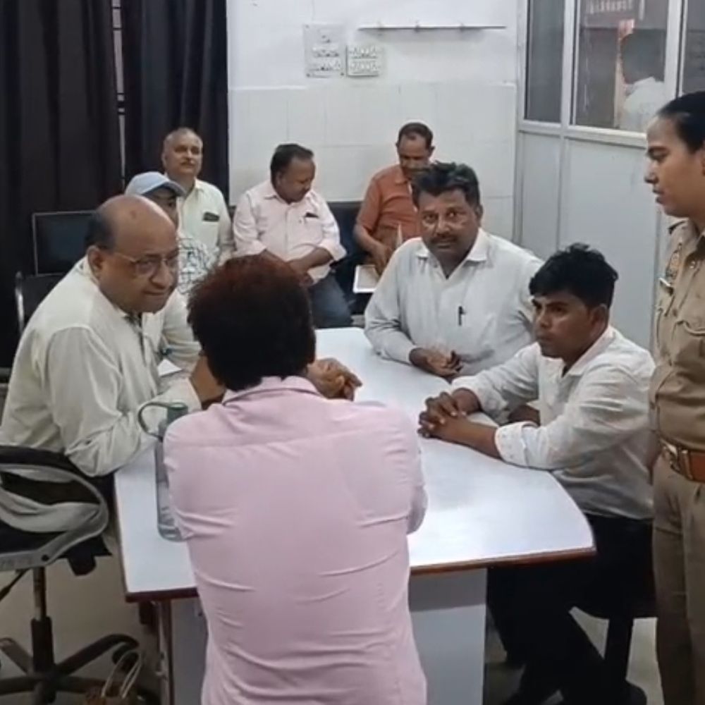 डिप्टी सीएम तक पहुंची शिकायत, रुपए लौटाए गए:फिरोजाबाद में फिर भी स्वास्थ्यकर्मी पर कार्रवाई नहीं, उगाही की जांच पर सवाल