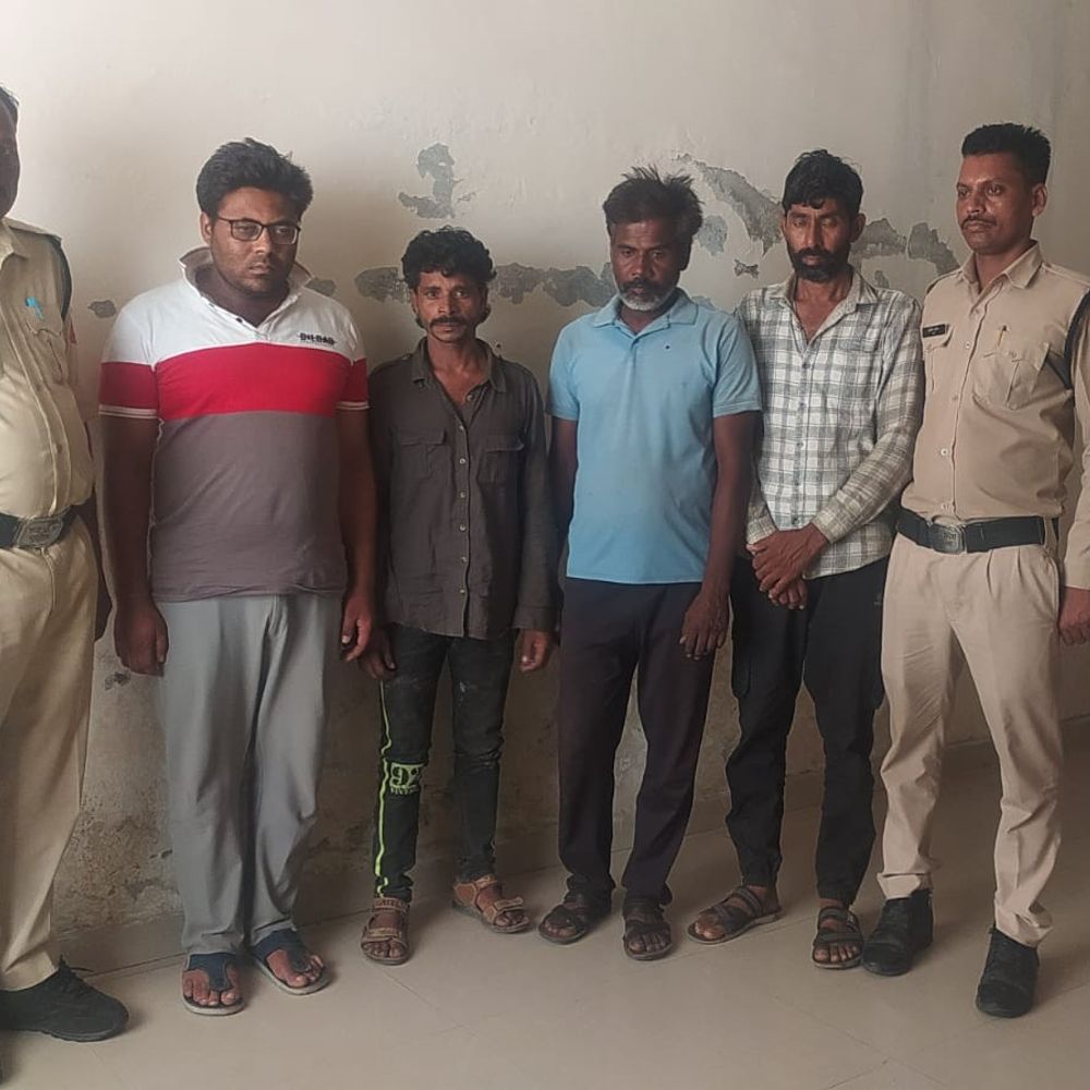 वेयरहाउस से 73 लाख की मूंग हेराफेरी, 5 आरोपी गिरफ्तार:रायसेन में 1760 बोरी मूंग गायब होने के मामले में 400 बोरी और पिकअप जब्त