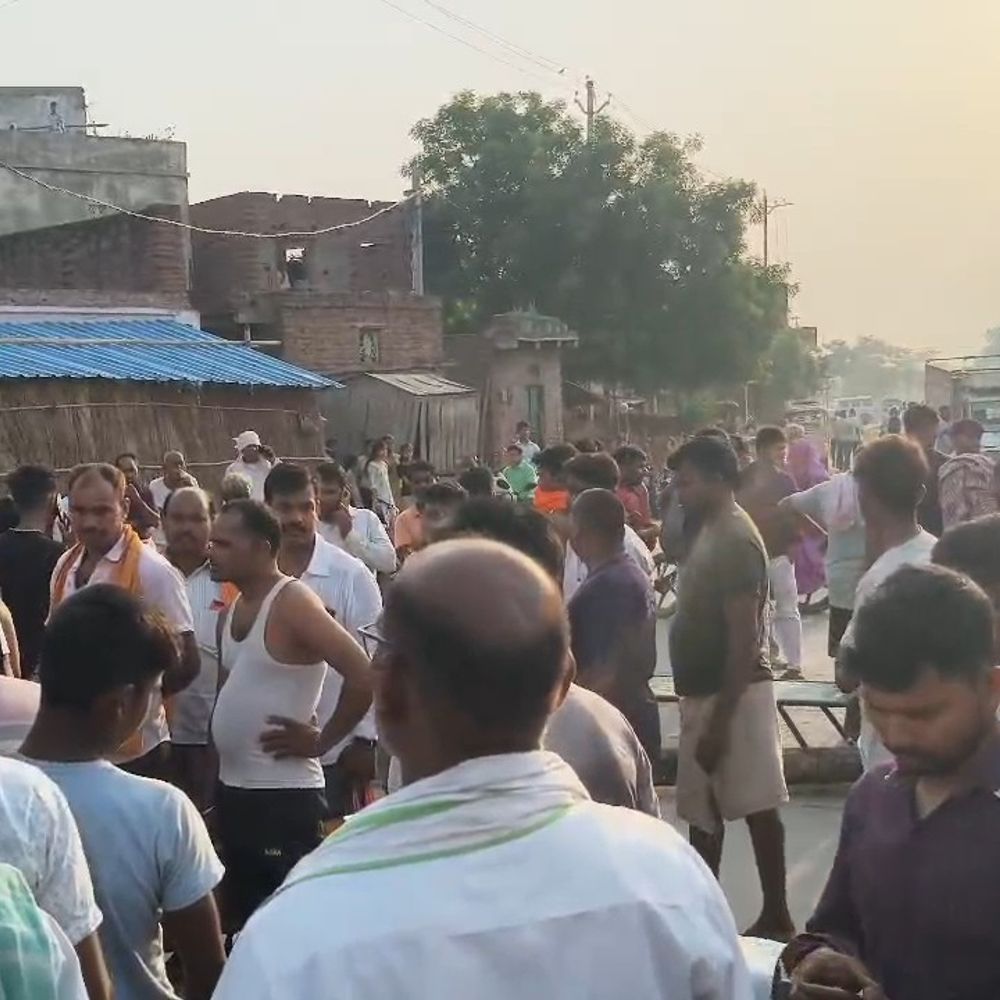 सड़क हादसे में घायल व्यक्ति की इलाज के दौरान मौत:परिजनों ने मुआवजे की मांग को लेकर हाईवे जाम किया, प्रशासन के आश्वासन पर खत्म हुआ प्रदर्शन